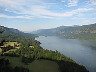 Ce fleuve, long de 2000 km au total, prend sa source dans les Rocheuses, coule vers le sud, au Canada, puis aux Etats-Unis où il reçoit la Snake, puis il arrose Portland et se jette dans le Pacifique. Ce fleuve est la ...