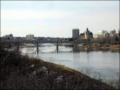 Cette grande rivière de 547 km, composée de deux branches qui prennent leur source dans les glaciers des Rocheuses d'Alberta, coule en direction de l'est avant de se jeter dans le lac Winnipeg. C'est la ...