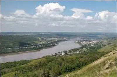 Cette rivière de plaine de 1 520 km prend sa source en Colombie-Britannique au sein des Rocheuses, puis se dirige vers le nord de la province de l'Alberta pour se jeter dans la rivière des Esclaves : c'est la ...