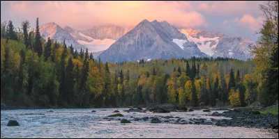 Ce fleuve, au parcours montagnard de 570 km, prend sa source dans les Rocheuses, coule vers le sud puis bifurque vers l'ouest à travers la Chaîne côtière pour se jeter dans l'océan Pacifique à proximité de la ville de Prince Rupert. Ce fleuve est la ...