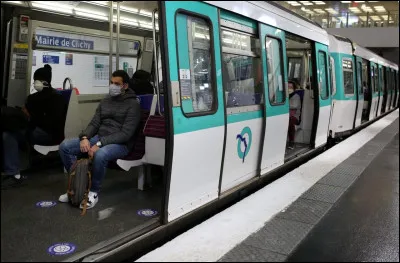 Le logo de cette marque peut être confondu avec celui d'un transport en commun, on en trouve environ partout et c'est un lieu très apprécié des nouvelles générations. De quoi s'agit-il ?