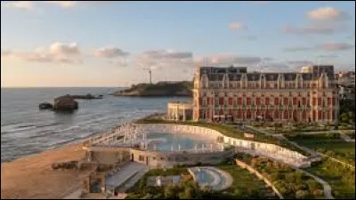 Dans quelle ville française se situe l'Hôtel du Palais ?