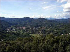 Entre les valles Franaise et Borone, la petite ville s'tend sur la rive gauche du Gardon (vieux pont en dos d'ne). C'est ici que Stevenson achve son priple dans les Cvennes.