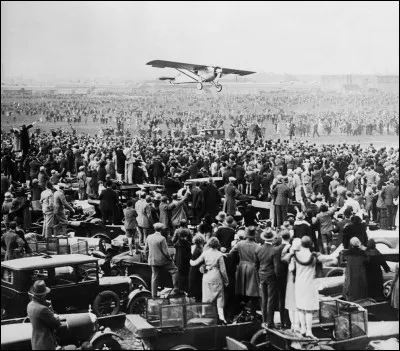 Ce 21 mai, l'aviateur américain Charles Lindbergh arrive au Bourget après sa traversée de l'Atlantique sans escale : c'était en ...