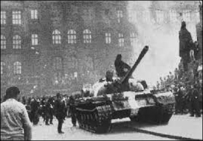 Ce 21 août, les chars soviétiques envahissent la Tchécoslovaquie et mettent fin au "Printemps de Prague" : c'était en ...
