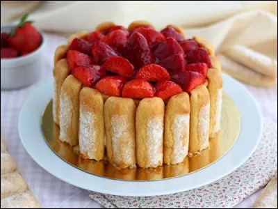 Depuis l'origine de ce gâteau créé en l'honneur de la reine Charlotte d'Angleterre, la "charlotte a évolué". À quel grand cuisinier doit-on sa version entourée de boudoirs ?