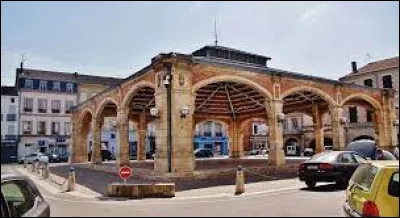 Nous terminons notre balade à la halle de Valence. Nommée localement Valence-d'Agen, cette ville de l'arrondissement de Castelsarrasin se situe dans le département ...