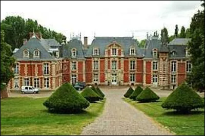 Je vous emmène dans les Hauts-de-France, à la découverte du château de Suzanne. Village de l'arrondissement de Péronne, il se situe dans le département ...