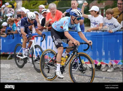 Dans quelle équipe cycliste a-t-il signé son premier contrat World Tour, et dans laquelle il court actuellement ? (2023)