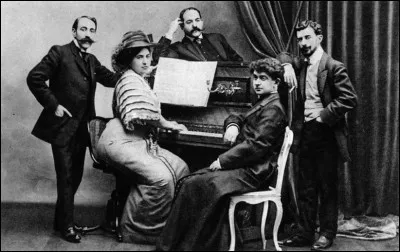 Chacune des pièces de ce cycle est dédiée à un membre différent des Apaches, cercle français d'amis amateurs d'arts centré autour de la personne de Ravel.
Ils utilisaient comme ''sifflement de ralliement'' le thème initial de la ''5e Symphonie'' de Beethoven.