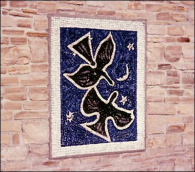 Cette réplique des ''Oiseaux'' apparaît ici dans le jardin d'Alfred Hitchcock en Californie. Qui a peint l'uvre originale ?