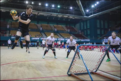 Quel est ce sport qui est un mélange de pelote basque, de handball et de volley-ball ?
