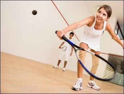 Quel est ce sport dérivé du tennis se jouant en utilisant les rebonds de murs ?