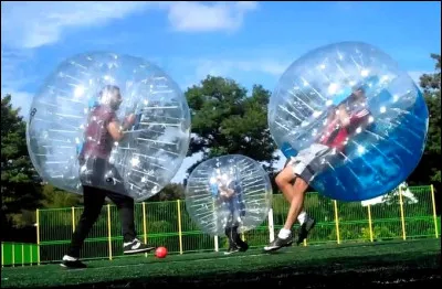 Quel est ce sport de football pratiqué avec une bulle en plastique ?