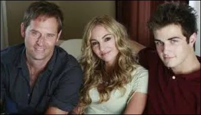 Qui va surprendre Gaby en train d'embrasser John ?