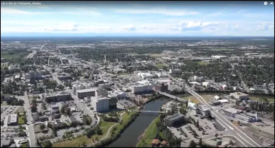 C'est, avec ses 32 000 habitants, la 2e ville de l'Alaska, situ&eacute;e en son centre g&eacute;ographique, &agrave; une latitude de 64&deg;8 :