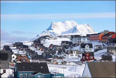 C'est, avec 19 000 habitants, la capitale du Groenland, situ&eacute;e sur la c&ocirc;te sud ouest de l'&icirc;le, &agrave; une latitude de 64&deg;1 :