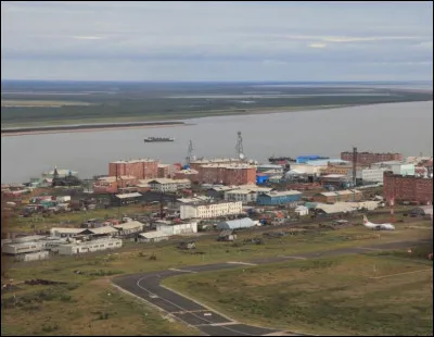 Cette localit&eacute; russe de 3 000 habitants, situ&eacute;e dans le nord de la Sib&eacute;rie, dans la p&eacute;ninsule de Ta&iuml;myr &agrave; une latitude de 71&deg;9, est l'une des plus septentrionales du monde :