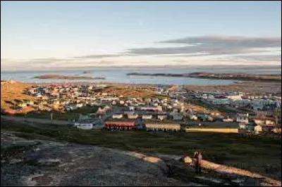 Peupl&eacute;e de 7400 habitants, c'est la capitale et la plus grande ville du territoire du Nunavut, au Canada ; elle est situ&eacute;e &agrave; une latitude de 63&deg;, au sud-est de la Terre de Baffin, dans la baie de Frobisher donnant sur la mer du Labrador :