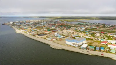 Cette petite ville de l'Alaska de 3 200 habitants se trouve &agrave; 53 km au nord du cercle polaire arctique, sur la c&ocirc;te occidentale, face au d&eacute;troit de B&eacute;ring, &agrave; une latitude de 66&deg; 53 :