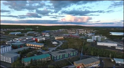 Cette petite ville canadienne de 3 400 habitants situ&eacute;e &agrave; l'embouchure du Mackenzie, dans les Territoires du Nord-Ouest, &agrave; une latitude de 68&deg; 21, est l'une des plus septentrionales du continent am&eacute;ricain :