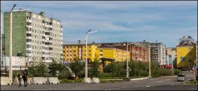 Cette ville russe de Sib&eacute;rie, peupl&eacute;e de 22 000 habitants, est situ&eacute;e sur les rives de l'estuaire de l'I&eacute;nisse&iuml;, &agrave; une latitude de 69&deg;4 :