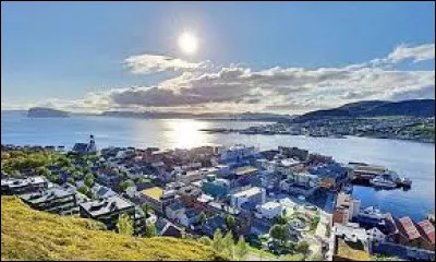 Cette petite ville norv&eacute;gienne de 10 000 habitants, situ&eacute;e sur la c&ocirc;te de l'oc&eacute;an Arctique pr&egrave;s du cap nord est consid&eacute;r&eacute;e, avec sa latitude de 70&deg;6, comme la plus septentrionale d'Europe :