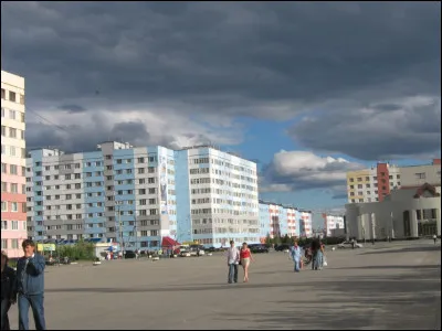 Cette ville russe de 118 000 habitants, fond&eacute;e en 1973 &agrave; proximit&eacute; d'importants gisements de p&eacute;trole et de gaz naturel, se situe &agrave; une latitude de 66&deg; dans le nord de la plaine de Sib&eacute;rie occidentale :
