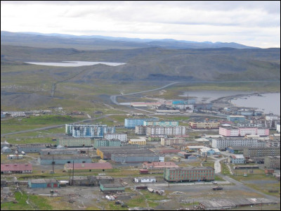 Située sur la côte de l'Arctique à proximité de l'estuaire de la Léna, cette petite ville russe de 4 500 habitants est, à une latitude de 71°3, à 2000 km du pôle nord, l'une des plus septentrionales du monde :