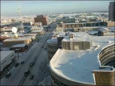 Cette ville canadienne de 20 000 habitants, situ&eacute;e sur la c&ocirc;te nord du Grand Lac des Esclaves, est &agrave; 400 km au sud du cercle polaire, &agrave; une latitude de 62&deg;4, mais conna&icirc;t un climat subarctique :