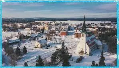 Cette ville de 7 300 habitants, situ&eacute;e &agrave; une latitude de 66&deg; 43, au nord du cercle polaire arctique, est l'une des plus septentrionales de la Finlande, en Laponie :
