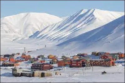 Longyearbyen, gros village de 2 000 habitants, situ&eacute; &agrave; une latitude de 78&deg; 13 nord, soit &agrave; seulement 1 200 km du p&ocirc;le nord, se trouve ...