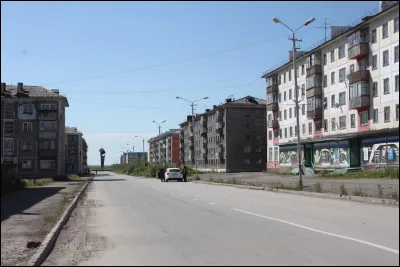 Cette ville russe de 50 000 habitants est situ&eacute;e &agrave; une latitude de 67&deg;30, &agrave; 150 km au nord du cercle polaire, dans le bassin minier de la Petchora :