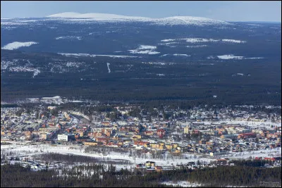 Cette ville su&eacute;doise de 10 000 habitants est situ&eacute;e &agrave; une latitude de 67&deg; 08, &agrave; environ 50 km au nord du cercle polaire :