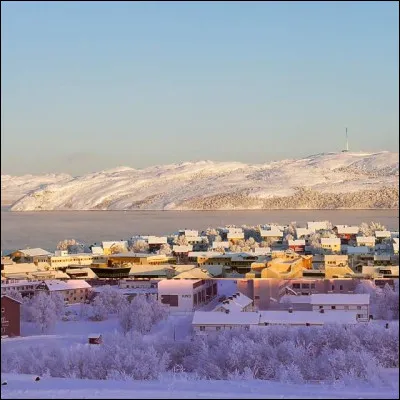 Cette petite ville norv&eacute;gienne de	4 000 habitants est situ&eacute;e &agrave; une latitude de 69&deg; 43 sur la c&ocirc;te nord du pays, sur le fjord de Varanger, pr&egrave;s de la fronti&egrave;re russe :
