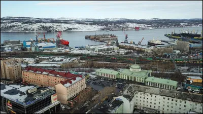 Situ&eacute;e au del&agrave; du cercle polaire, &agrave; une latitude de 68&deg;9, cette ville portuaire est, avec 300 000 habitants, la plus importante ville du monde arctique :