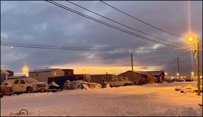 Situ&eacute;e sur la c&ocirc;te nord de l'Alaska, &agrave; une latitude de 71&deg;2, cette petite localit&eacute; de 4 200 habitants, c'est ...