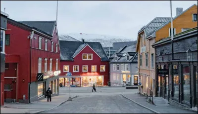 Situ&eacute;e sur la c&ocirc;te nord de la Norv&egrave;ge par une latitude de 69&deg;6, c'est avec 70 000 habitants, la plus grande ville arctique d'Europe occidentale :