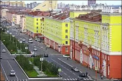 Cette ville russe de 180 000 habitants, situ&eacute;e dans le nord de la Sib&eacute;rie, &agrave; une latitude de 69&deg;3, est un grand centre d'industrie m&eacute;tallurgique :