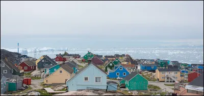 Autour des m&ecirc;mes latitudes - 69&deg;2 - que les deux pr&eacute;c&eacute;dentes, mais beaucoup mois peupl&eacute;e avec 4 600 habitants, cette ville du Groenland se situe dans la baie de Disko, sur la c&ocirc;te de la mer de Baffin :