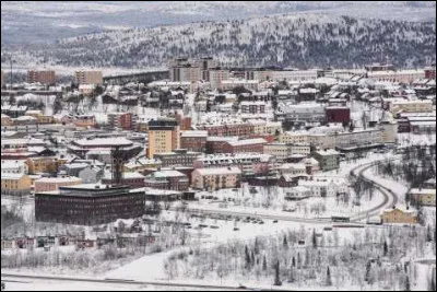 Cette ville de Laponie su&eacute;doise, peupl&eacute;e de 18 000 habitants, situ&eacute;e &agrave; une latitude de 67&deg;8, est &agrave; la fois connue pour son minerai de fer et pour &ecirc;tre le si&egrave;ge du Parlement sami de Su&egrave;de :