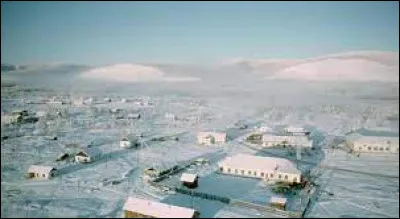 Cette localit&eacute; russe de Iakoutie n'est qu'un village de 1 000 habitants mais, situ&eacute;e en Sib&eacute;rie orientale &agrave; une latitude de 67&deg;5, elle est consid&eacute;r&eacute;e comme le p&ocirc;le froid du nord, avec des temp&eacute;ratures moyennes de −45,9 &deg;C en janvier :