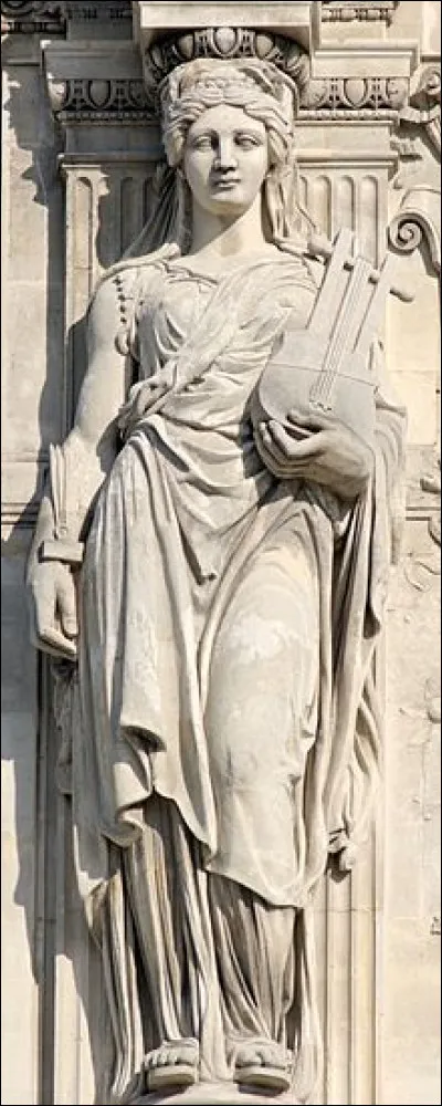 Comment s'appelle une statue de femme souvent vêtue d'une longue tunique, soutenant un entablement sur sa tête ?