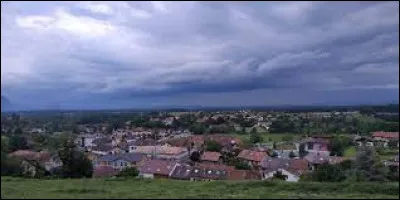 Je vous emmène à la frontière suisse, à Machilly. Commune de l'arrondissement de Saint-Julien-en-Genevois, elle se situe dans le département ...