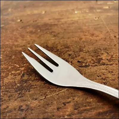 Quels héros créés en 1977 dans le magazine "Jaime lire" vivent dans le restaurant À la bonne fourchette ?