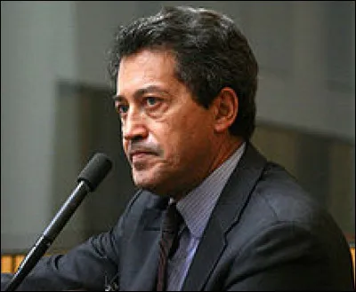 Quel canidé creuse des terriers dans le sable ?