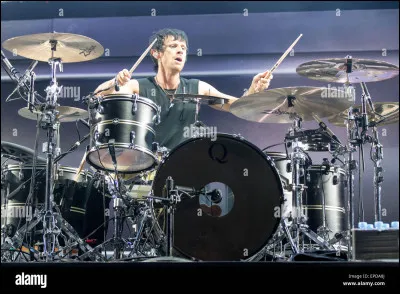 Comment s'appelle le batteur de ce groupe ?