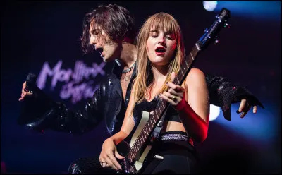 La bassiste, comment se nomme-t-elle ?