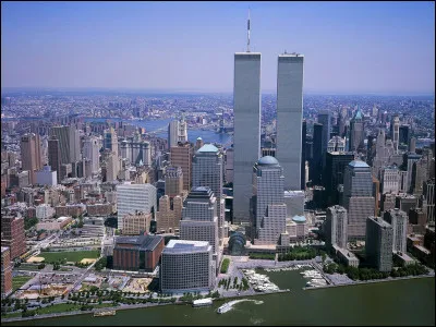 Lors de quelle décennie les tours jumelles se sont-elles effondrées lors des attentats du World Trade Center ?