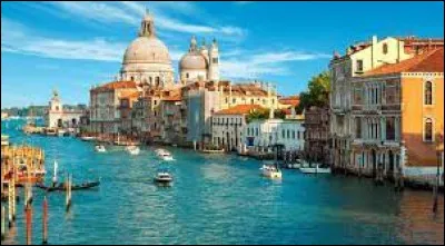 A la latitude de quelle ville française situez vous Venise ?